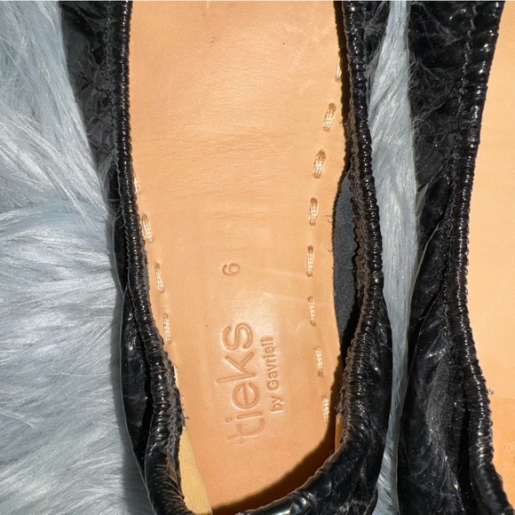 Obsidian Black Patent Croc Tieks size 6 - Picture 8 of 8